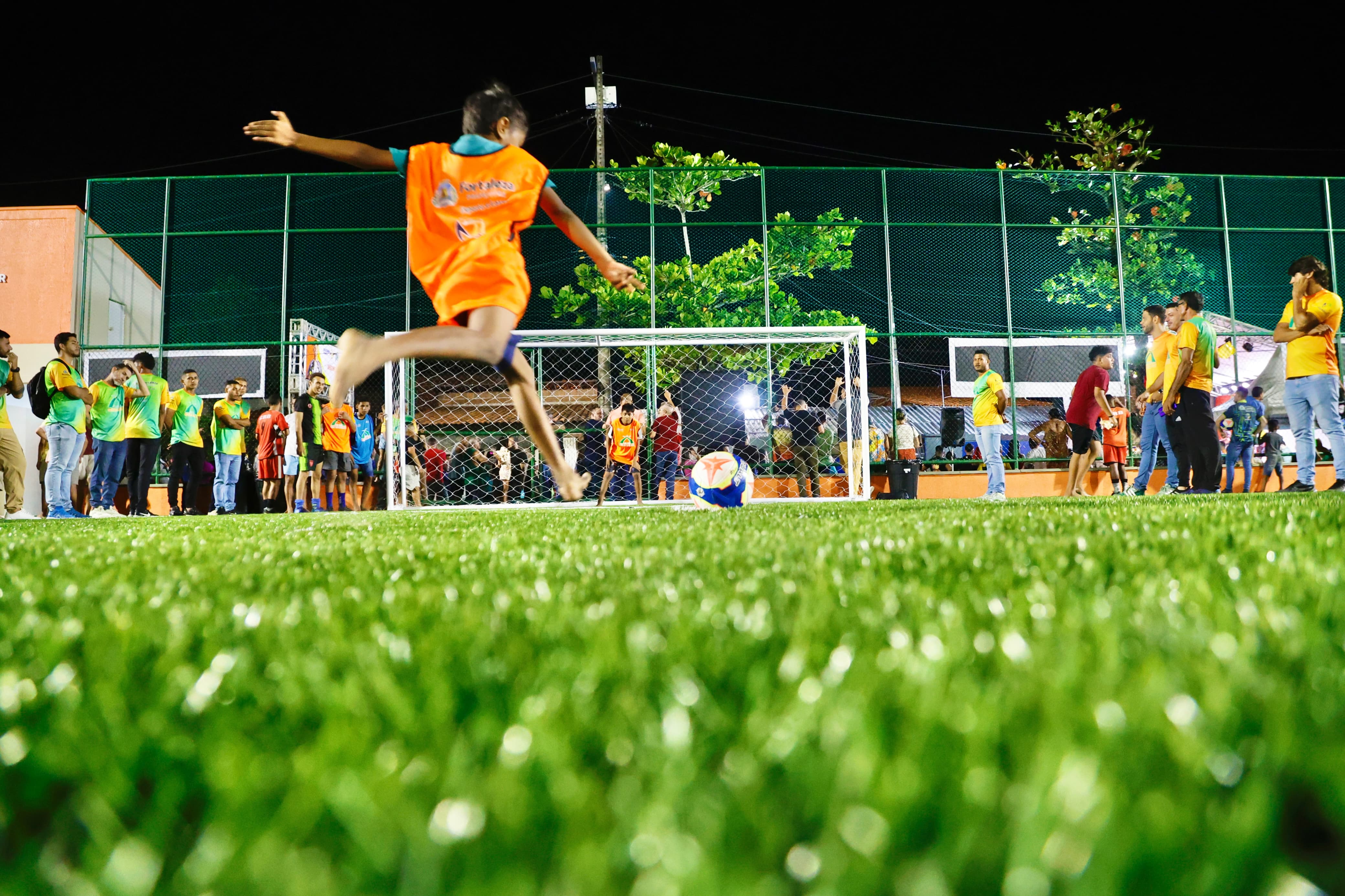 grupo de pessoas posa para a foto